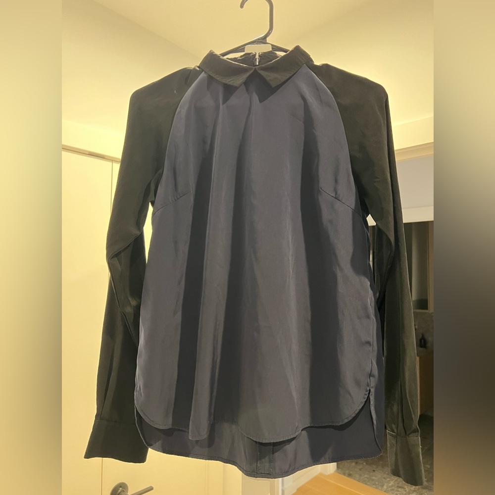 Dark blue and black Uniqlo shirt with collar